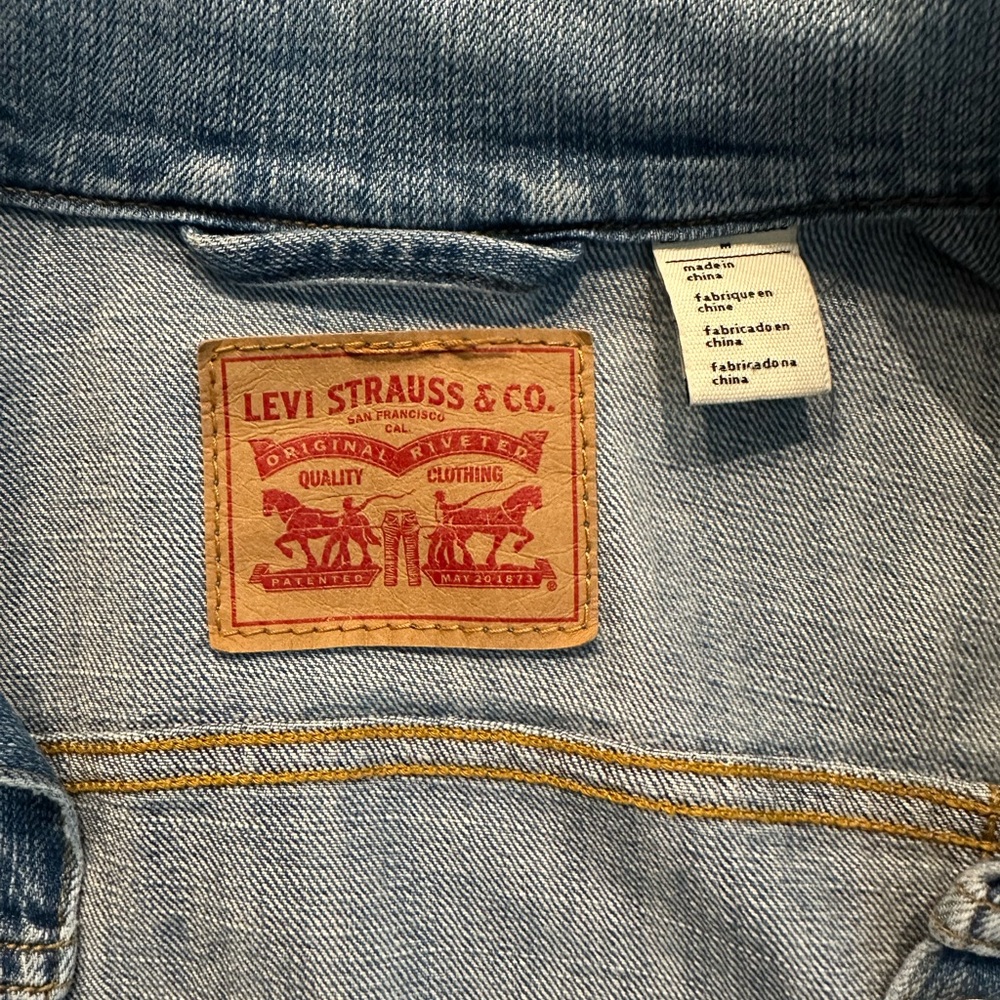 LEVI’S Premium Trucker Jacket, Light Wash - Picture 3 of 5